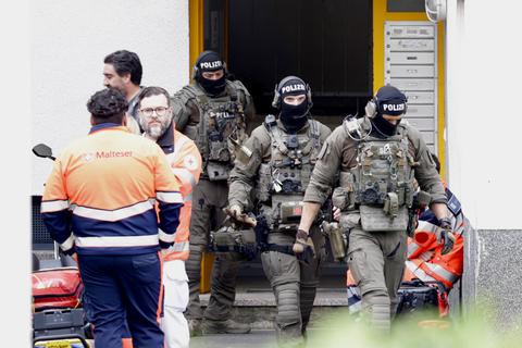 SEK-Beamte und Einsatzkräfte des Rettungsdienstes im Eingangsbereich des Hauses, in dem sich der 31-Jährige mit seinem 14 Jahre alten Neffen verschanzt hatte.