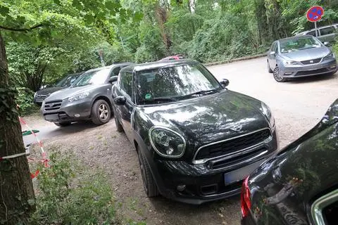 Bei schönem Wetter wird es schnell eng auf dem kleinen Parkplatz am Strandbad. Foto: hbz/ Michael Bahr