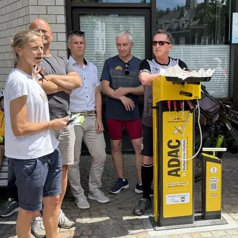 An der neuen Radservicestation können sich Radfahrer bei einer Panne schnell selbst helfen.