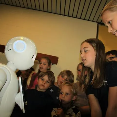 Roboter-Assistent „Pepe“ ist eine Attraktion auf dem Schulfest des Gymnasiums Schloss Wittgenstein.