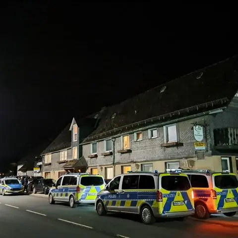 Nach einer Schlägerei am Sonntag in Biedenkopf kam es am Montag zu einem Großeinsatz der Polizei in Schameder. Offenbar sollte die Auseinandersetzung zwischen zwei Familien dort fortgesetzt werden.