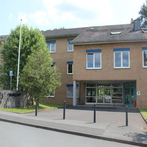 Das Finanzamt in Biedenkopf steht vor dem Aus. Das Hessische Finanzministerium plant, den Standort im Hinterland aufzugeben. Die 45 Mitarbeiter sollen nach Marburg, an den Hauptstandort des Finanzamtes Marburg-Biedenkopf umziehen.  Die finale Entscheidung ist laut Ministerium zwar noch nicht gefallen. Die Mitarbeiter seien aber über die "Zielsetzung" schon informiert worden.