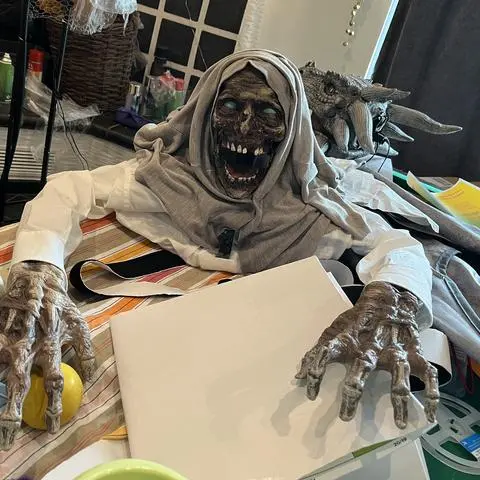 Blick in die Werkstatt: Vor Halloween bringt das Ehepaar Staats seine Spukgestalten auf Vordermann.