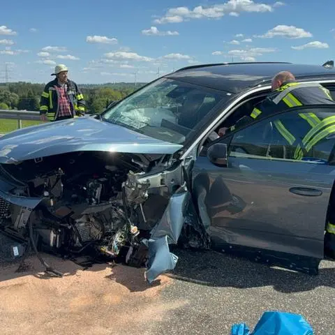 Das Auto trug vom Zusammenstoß mit dem Motorrad deutliche Spuren davon. 