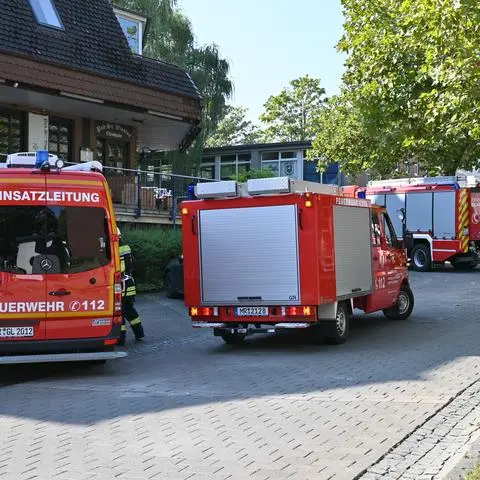 Im BSF-Zentrum in Gladenbach sucht die Feuerwehr nach der Quelle einer unklaren Rauchentwicklung.