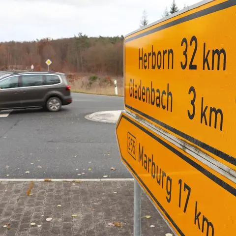 An der "Rüchenbacher Hecke" treffen die beiden Kreisstraßen aus Mornshausen und Rüchenbach auf die Bundesstraße 255. Auf Wunsch der Gladenbacher Stadtverordneten soll Hessen Mobil nun prüfen, ob an dieser Stelle ein Kreisel gebaut werden kann.
