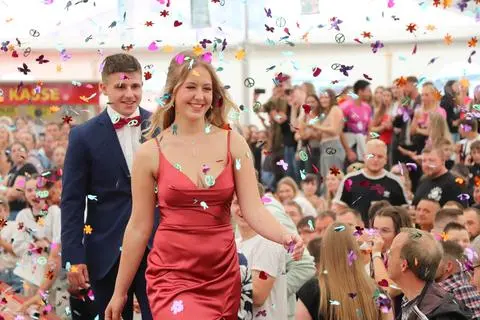 Bunte Überraschung zum Start der Wahl der Kirschenkönigin in Gladenbach: Ein Konfettiregen geht beim Einmarsch von Diana Schäfer und Marcello-Pio Villani im Festzelt nieder. Die Weidenhäuserin wird später zur neuen Kirschenkönigin gekrönt.
