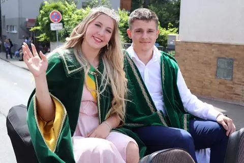 Beim Kirschenmarkt-Festzug sind die neue Gladenbacher Kirschenkönigin und ihr Prinz mit dabei: Diana Schäfer und Marcello-Pio Villani winken aus dem Cabrio den Zuschauern zu.