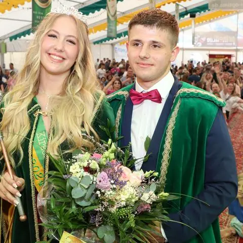 Der neue Gladenbacher Kirschenkönigin ist gewählt: Diana Schäfer aus Weidenhausen wird die Stadt ein Jahr lang repräsentieren. Ihr Prinz Marcello-Pio Villani unterstützt sie.