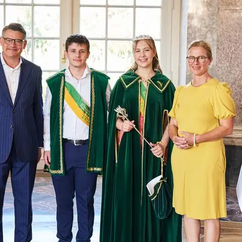 Empfang der „Hessische Hoheiten“ im Schloss Biebrich in Wiesbaden: Ministerpräsident Boris Rhein und seine Frau Tanja Raab-Rhein begrüßen die Gladenbacher Kirschenkönigin Diana Schäfer und Print Marcello-Pio Villani.