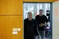 Der Ex-Fußball-Nationaltorhüter Eike Immel (rechts) steht wegen mehrfachen Betrugs vor dem Marburger Amtsgericht.