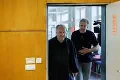 Der Ex-Fußball-Nationaltorhüter Eike Immel (rechts) steht wegen mehrfachen Betrugs vor dem Marburger Amtsgericht.