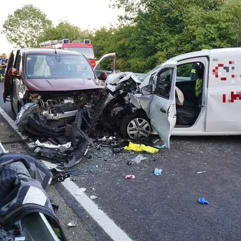 Auf der B62 zwischen Caldern und Sterzhausen sind am Mittwoch dieser weiße Renault und der rote Peugeot zusammengestoßen.