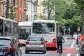 Verkehr in Marburg: Ein Radfahrer fährt in der Biegenstraße über eine grüne Ampel.