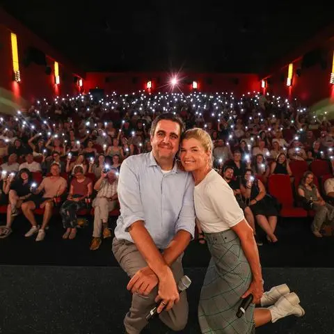 Umjubelte Premiere von "Perfekt Verpasst" in Marburg: Die Comedy-Stars Anke Engelke und Bastian Pastewka feiern mit Publikum im Cineplex. 