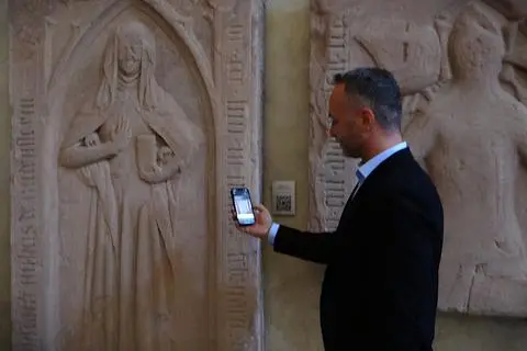 Eintrittskarte in den Himmel: Dr. Julius Wagner, Vorstandsvorsitzender der Stiftung Kloster Eberbach, präsentieren das QR-Code-Projekt am Grabstein der Katharina von Rüdesheim