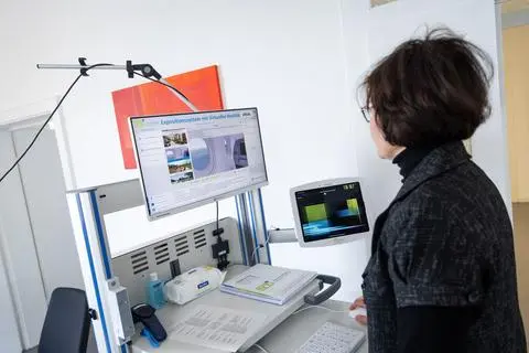 Seit mehr als 1,5 Jahren können sich Patienten bei Vitos Rheingau virtuell mit ihren Ängsten auseinandersetzen. Wie das funktioniert, hat Laura Harff sich von Psychotherapeutin Jelena Janzen zeigen lassen. 