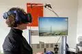 Mithilfe einer VR-Brille und Kopfhörern können die Patienten die virtuelle Umgebung über optische und akustische Reize wahrnehmen. Mit dem Controller bewegen sie sich innerhalb der virtuellen Umgebung.