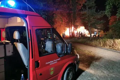 Mit etwa 80 Einsatzkräften bekämpft die Feuerwehr in der Nacht auf Freitag den Brand auf der Gemarkungsgrenze zwischen Wallrabenstein und Wörsdorf. Foto: Feuerwehr Hünstetten