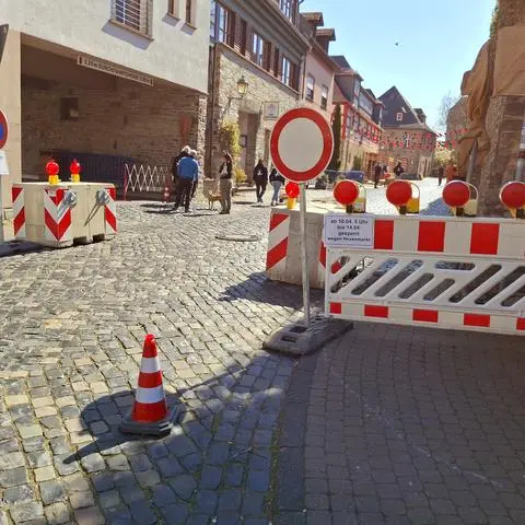 Auch für den Idsteiner Hexenmarkt am Wochende gibt es Sicherheitsvorkehrungen. Die untere Schlossgasse ist bereits abgesichert.