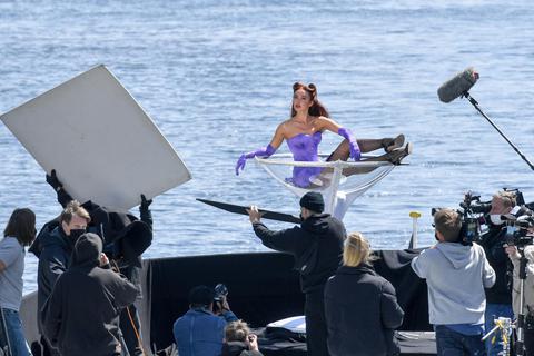 Das Fotoshooting im überdimensional großen Cocktail-Glas auf einem Schiff in Berlin auf der Spree war nur eine von vielen Herausforderungen, die Jacky aus Kiedrich bei der 15. Staffel von „Germany‘s next Topmodel“ gemeistert hat. Foto: dpa