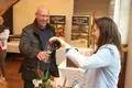 Riesling gerne säurebetont: Während der Weinverkostung „Ganz Lorch auf einen Streich“ schenkt auch Winzerin Carolin Weiler aus.