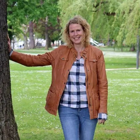 Alte Bäume, junges Grün und Perspektiven für 2029: Wiebke Neumann im Rüdesheimer Hafenpark.