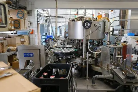 Im Anschluss durchlaufen die Flaschen mehrere Stationen auf dem Rollband: Sie werden befüllt, verkorkt und etikettiert.Danach ist das Bosch-Bier bereit für den Verkauf. 