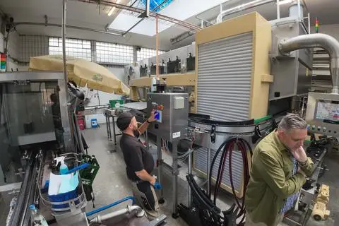 Große Maschinerie: In der Abfüllhalle der Brauerei Bosch reinigt die Waschmaschine alle Leergutflaschen gründlich, bevor sie m Anschluss auf Schäden überprüft werden.