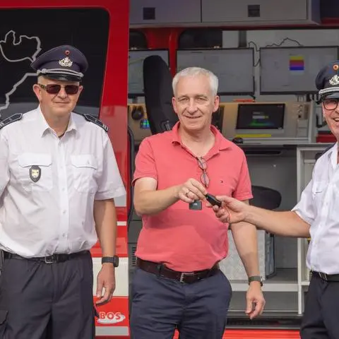 Bürgermeister Dirk Terlinden überreicht den Fahrzeugschlüssel zunächst an den Leiter der Feuerwehr, Dirk Höbener (r.), der diesen wiederum an Löschzugführer des Löschzug 1 Jörg Jung weitergibt.