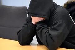 Ein 38-jähriger Siegerländer wartet im Gerichtssaal des Landgerichts Siegen auf den Beginn des Prozesses. Dem Mann wird schwerer sexueller Missbrauchs seiner elf Jahre alten Stieftochter vorgeworfen. Dem 38-Angeklagten werden neun Taten zwischen März 2020 und August 2023 zur Last gelegt. Das Mädchen hatte 2024 ein Kind zur Welt gebracht. DNA-Analysen ergaben, dass der Stiefvater das Kind gezeugt hatte. 