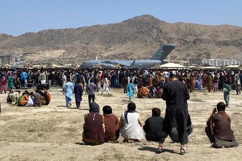 Sie wollen nur weg: Hunderte von Menschen versammeln sich in der Nähe eines C-17-Transportflugzeugs der US-Luftwaffe am Flughafen von Kabul.  Foto: -/AP/dpa 