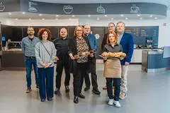 Das Team des Klinikums Siegen freut sich ab dem 3. Februar auf viele Gäste im Café "Goldstück" (v.l.): Dominik Koch, Claudia Castro, Armin Heck, Silke Schaumlöffel, Helge Wittig, Christian Lohmann, Nikolina Micanovic und Ingo Fölsing.