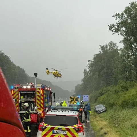 Ein Auto ist am Mittwochabend auf der A45 bei Wilnsdorf in den Graben gefahren.