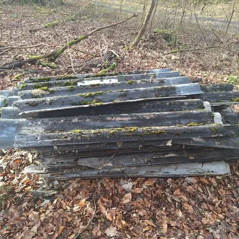 Unbekannte haben illegal Müll in einem Waldstück bei Aßlar entsorgt. Die Polizei sucht nach Zeugen. 
