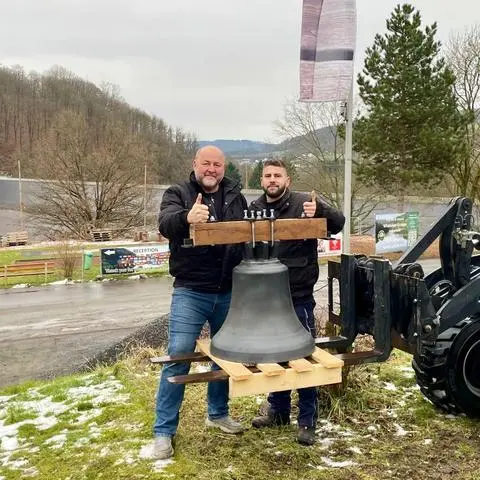 Thomas Hildenbrand (l.) undd sein Steffen präsentieren die Glocke, die in den Glockenstuhl kommen soll. 