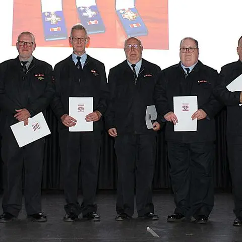 Katharina Schäfer (v.l.), Christian Schwarz, Uwe Will, Andreas Schaub, Timo Rösler, Jürgen Pichl, Dirk Hasselbach, Jürgen Scharf, Harald Stürtz und Nils Wagner freuen sich über die Ehrungen.