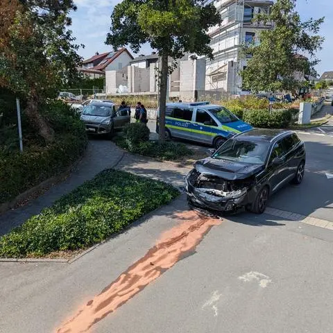 Zusammenstoß auf der Europastraße in Aßlar: Eine 52-jährige Wetzlarerin übersieht in ihrem Ford auf der Kreuzung den Peugeot einer 50-jährigen Aßlarerin.