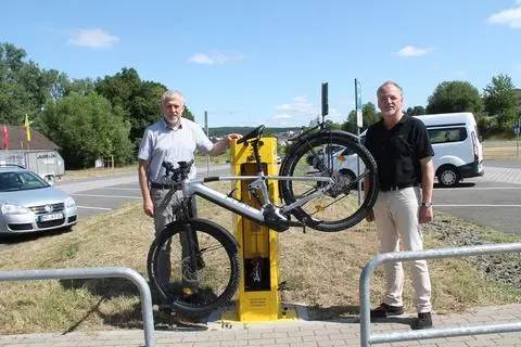 Die neue ADAC-Radservice-Station am Aartalsee ist offiziell in Betrieb genommen: Darüber freuen sich Wolfgang Herda (r.) und Bischoffens Bürgermeister Marco Herrmann.