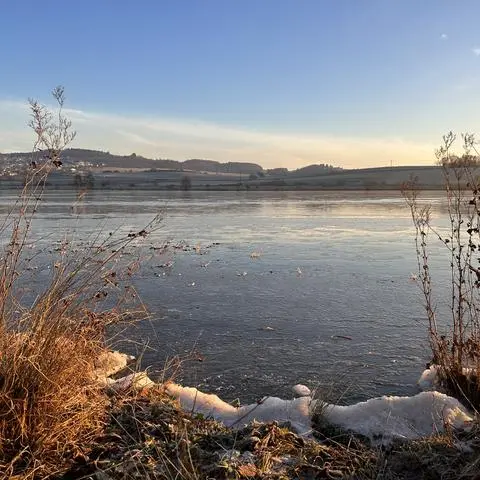 Eine dünne Eisschicht bedeckt den Aartalsee in der Nähe von Bischoffen. Das Betreten der Eisfläche ist ausdrücklich verboten, da Lebensgefahr besteht.