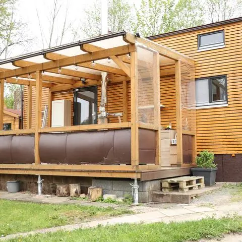 Ein Tiny House ist ein Minihaus. Oft ist es aus Holz gebaut . Es steht auf Rädern und hat eine Straßenzulassung. Es kann mit Anhängerführerschein normal auf der Straße gefahren werden. 