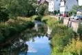 Trügerisches Bild: Bei niedrigem Wasserstand in der Dill erscheint die Ufermauer zum Niederschelder Hammerweg fast überdimensioniert. Bei einem hundertjährigen Hochwasser aber würde sie überströmt und soll deshalb in absehbarer Zeit erhöht werden.