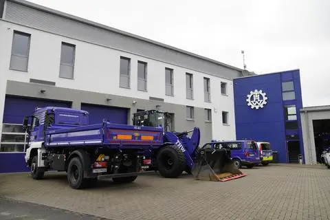 Das THW Dillenburg spielte eine wichtige Rolle bei der Spurensicherung auf dem Weidelbacher "Weitefeld". Die Hilfsorganisation beleuchtete nicht nur die weitläufige Wiese, auf deren Feuerstelle vermutlich am 13. Februar 2023 eine damals 25-jährige Frohnhäuserin ermordet und verbrannt wurde, das Technische Hilfswerk half auch mit, die Feuerstelle und eine Rückspur auszubaggern. Außerdem war das THW bei der Sicherstellung zahlreicher Gegenstände im Wohnbereich des Hauptangeklagten beteiligt.
