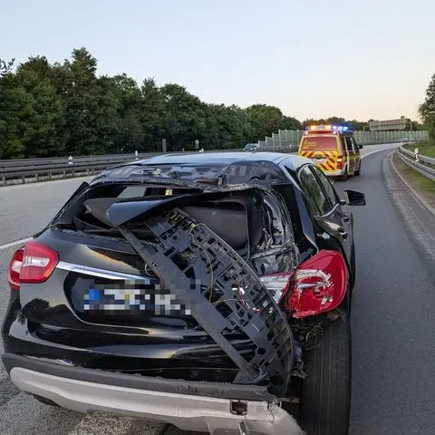 Ein Lkw ist am Montagabend auf der A45 kurz hinter der Auffahrt Dillenburg auf einen Mercedes aufgefahren. 