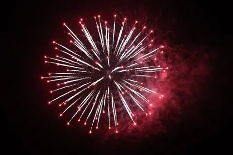 Die Choreografie der Pyrotechniker zaubert bunte Farben in den Heisterberger Himmel.