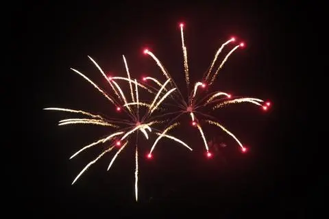 Die Choreografie der Pyrotechniker zaubert bunte Farben in den Heisterberger Himmel.