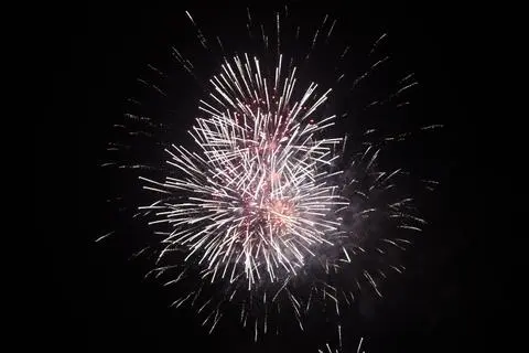Die Choreografie der Pyrotechniker zaubert bunte Farben in den Heisterberger Himmel.