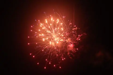 Erst nach Erreichen der Maximalhöhe zündet das Innenleben der Kugeln und entfaltet seine Farbe.