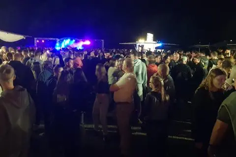 Nach dem Feuerwerk ist am Heisterberger Weiher noch lange nicht Feierabend. Auf dem Festplatz legt DJ Christian Scharf auf, am Rand der Fläche sorgen zahlreiche Stände dafür, dass Hunger und Durst gestillt werden können.