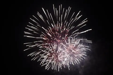 Die Choreografie der Pyrotechniker zaubert bunte Farben in den Heisterberger Himmel.